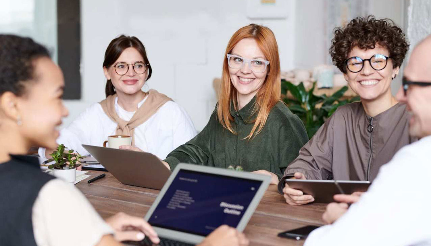 Freundliche Gruppenarbeit mit Laptops