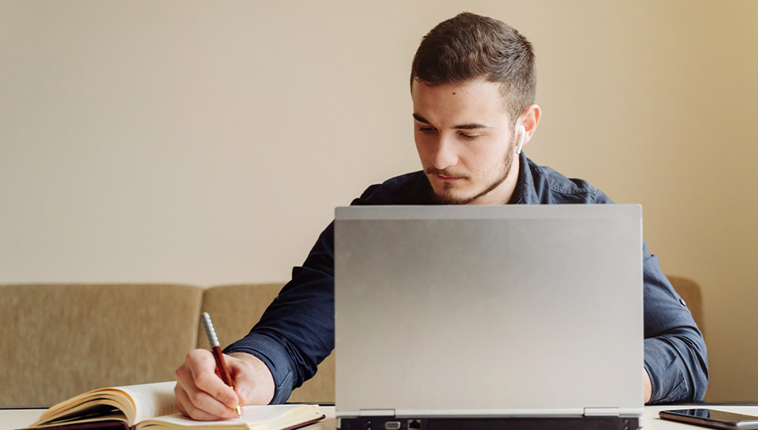 Person, die in eref-Büchern recherchiert